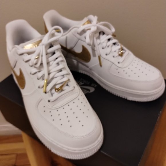 Nike Air Force 1 '07 LV8 Low DC2181-100 - White Metallic Gold Size Men 9.5 - Picture 7 of 14